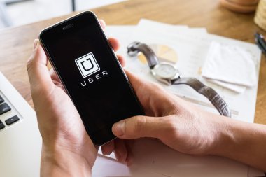 Chiang Mai, Tayland - Ağustos 2,2016: Uber app tutan bir adam el