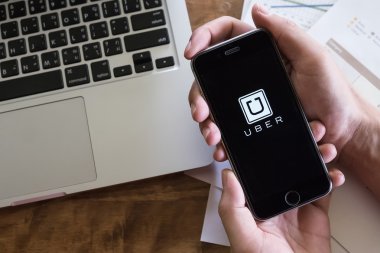 Chiang Mai, Tayland - Ağustos 2,2016: Uber app tutan bir adam el