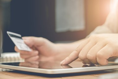 Online ödeme, kredi kartı tutan kadının elleri 
