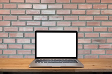 Masada boş ekran olan dizüstü bilgisayar.