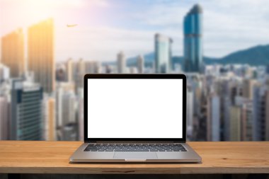 Tablo boş ekrana sahip dizüstü bilgisayarı. Hongkong bina arka plan