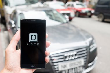Hong Kong, Çin - 16,2016 olabilir: Uber app gösteren Lg G4 üzerinde tutan bir adam el