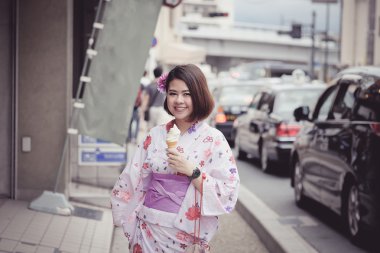 vintage filtresiyle kimono giyen genç Asyalı kadın