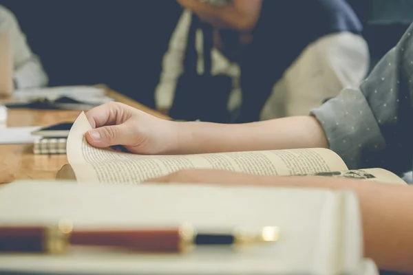 Young woman reading a book. vintage filter. — Stock Photo, Image