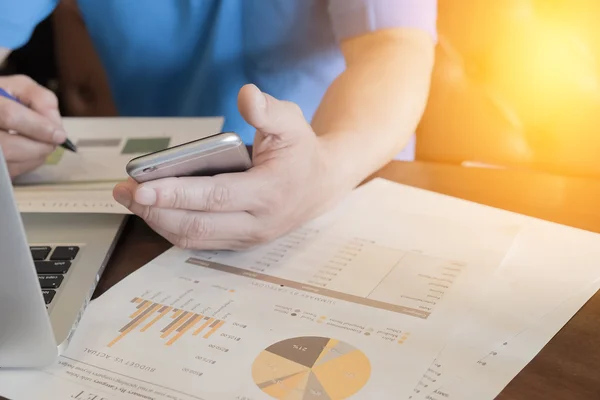 laptop ile çalışma iş verilerini analiz mali çalışan com