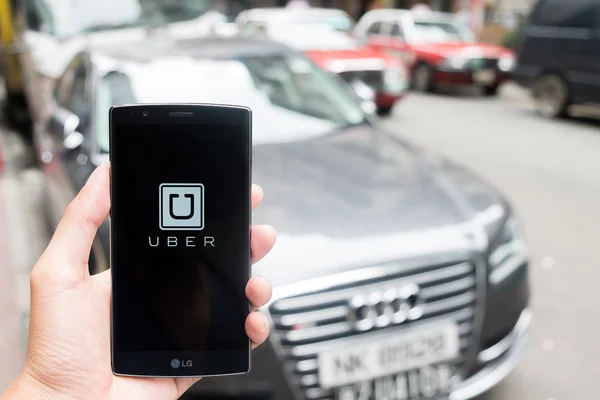 HONGKONG,CHINA - MAY 16,2016 : A man hand holding Uber app showing on LG G4 — Stock Photo, Image