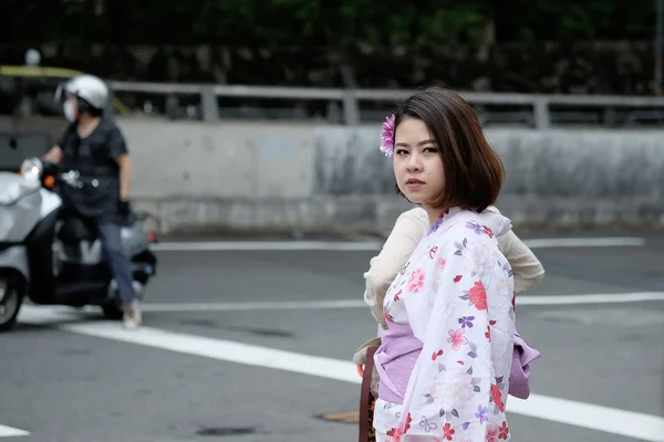 Jeune femme asiatique portant kimono avec filtre vintage — Photo