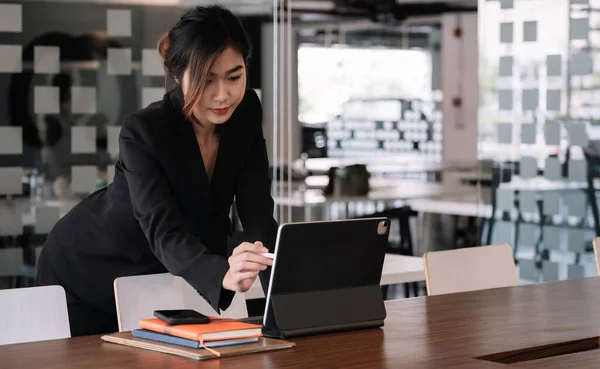 Jovem mulher asiática trabalhando com tablet digital em seu escritório. Conceito financeiro do negócio. — Fotografia de Stock