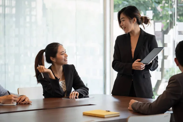 Affärskvinna presenterar nytt projekt för partners, Business Meeting Concept. — Stockfoto