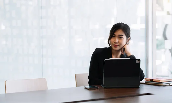 Retrato de mulher de negócios asiática atraente que trabalha no portátil para o plano de marketing. — Fotografia de Stock