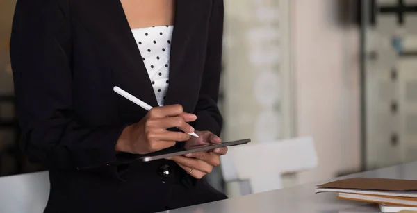 Businesswoman trabajando en tableta inteligente para los datos de la nota. — Foto de Stock