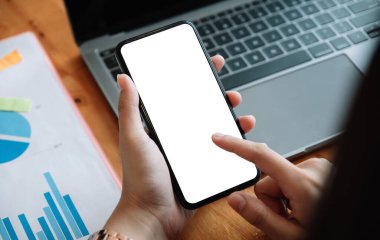 Alışveriş merkezinde elinde telefonu tutan ve boş ekrana dokunan bir kadın. Reklam yapmak için ekranınızı alın