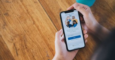 CHIANG MAI, THAILAND - 1.4 Nisan 2020: Microsoft Ekipleri sosyal platformunu evden izole bir şekilde indirmeye hazır.