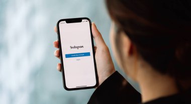 CHIANG MAI, THAILAND - 17 Ocak 2021: Instagram uygulamasını diğer Instagram baskılı logolarla birlikte gösteren bir Apple iPhone. Instagram resim ve videoları paylaşmak için popüler bir sosyal medya..