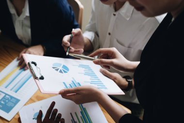 Girişim işi, genç yaratıcı insanlar grup fikir ve projeleri paylaşmak için toplantı üzerinde beyin fırtınası yapıyorlar.