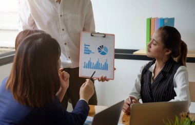 Genç Çoklu Etnik Ekip Brifing Projesi. Ofiste yaratıcı girişimci iş adamları grubu. İş Kuruluşu Konsepti.