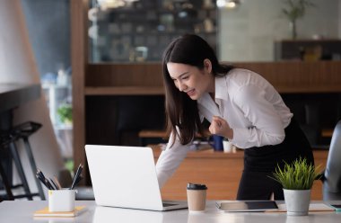 İş Kazanan - Mutlu başarılı iş kadını ofiste zafer kazandı.