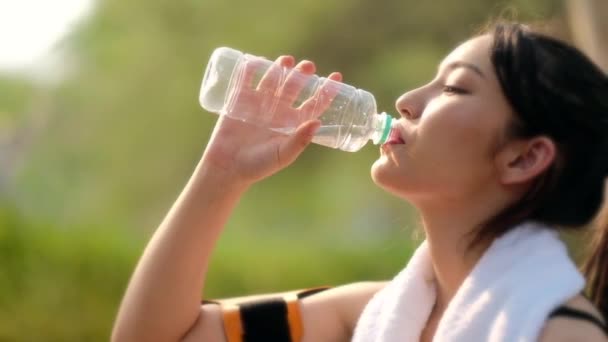 女人们锻炼身体后喝瓶装水，女人们锻炼身体后喝清澈的矿泉水 — 图库视频影像