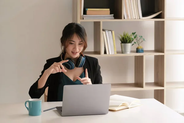 Aziatische student docent op afstand dragen hoofdtelefoon videoconferentie bellen online, leren van remote class webcam les op zoek naar laptop virtuele vergadering werken thuis kantoor — Stockfoto