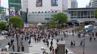 TOKYO, JAPONYA - 17 APR 2017: Shibuya geçidinde yürüyen insanlar, Tokyo, Shibuya geçidi dünyanın en önemli turistik yerlerinden ve muhtemelen en yoğun yaya geçidi..