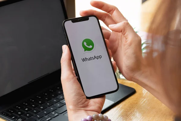 CHIANGMAI, THAILAND - MAR 7, 2021: Manliga handen håller WhatsApp mobil applikation på Apple iPhone 12 skärmdump — Stockfoto