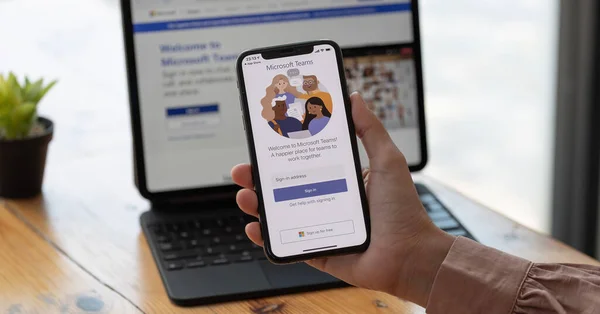 CHIANG MAI, THAILAND - 21 MAR 2021: Evden izole bir şekilde uzaktan çalışmaya hazır Microsoft Ekipleri sosyal platformunu indiriyor.