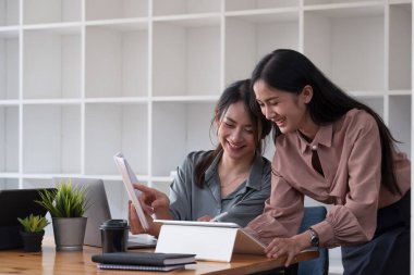 Kahve içerken iş projelerini tartışan mutlu iki kadın. Başlangıç, fikirler ve beyin fırtınası konsepti.