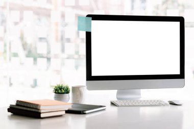 İş yeri modelleme konsepti. Modern ev dekorasyonu masaüstü bilgisayarını düzenle. Masaüstünü düzenle