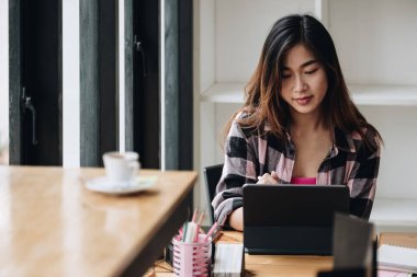 Dijital tablete Asyalı yaratıcı kadın portresi