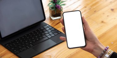 Kadın ellerini kafeteryadaki beyaz ekranla kapat.