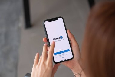 CHIANG MAI, THAILAND - 4 APR 2021: iPhone 12 ve LinkedIn uygulaması ekranda. LinkedIn iş odaklı bir sosyal ağ hizmetidir