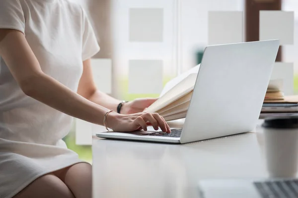 Vágott fotó kéz a nő írásban, hogy listát jegyzeteket jegyzetfüzet dolgozik, vagy tanulás online laptop otthon — Stock Fotó