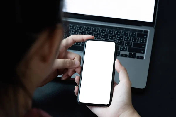 비즈니스 여성 이 워크 플 카에서 빈 흰색 화면으로 스마트폰을 사용하는 것을 볼 수있습니다. 휴대폰을 조롱하라. — 스톡 사진