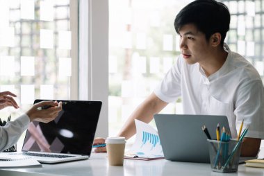 İş Adamları Toplantısı Ofiste Mali Rapor Çizelgesi verilerini analiz etmek ve tartışmak için Mali Danışmanlık Ekibi ve Muhasebe Konsepti