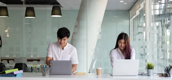 Dos personas de negocios que trabajan con ordenador portátil en la oficina moderna —  Fotos de Stock