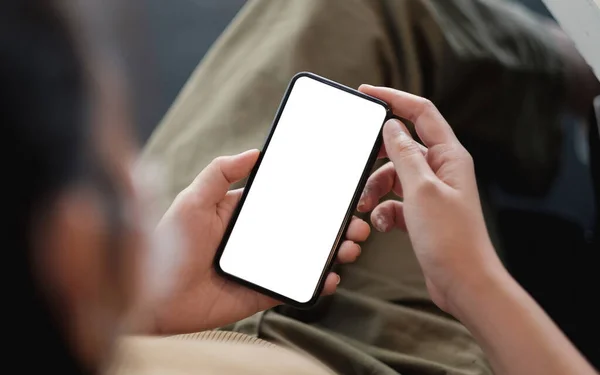 Вид сверху Женщина сидит и держит пустой экран макет мобильного телефона. — стоковое фото