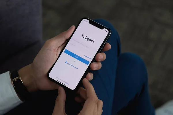 CHIANG MAI, THAILAND - APR 6 2021: Női kézben tartó iphone az Instagram alkalmazás bejelentkezésével. Instagram a legnagyobb és legnépszerűbb fénykép social networking — Stock Fotó