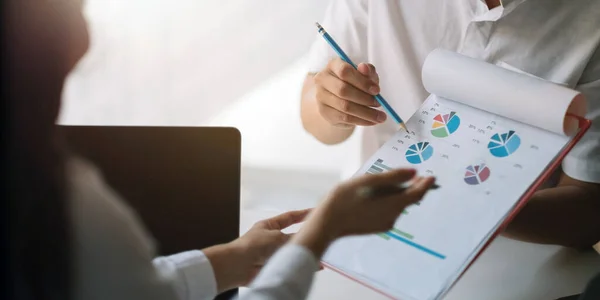 Primer plano de la gente de negocios discutiendo los gráficos y gráficos que muestran los resultados de su exitoso trabajo en equipo — Foto de Stock