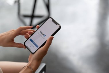CHIANG MAI, THAILAND - 4 APR 2021: iPhone 12 ve LinkedIn uygulaması ekranda. LinkedIn iş odaklı bir sosyal ağ hizmetidir