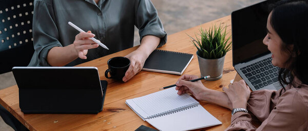 Встреча деловых людей для анализа и обсуждения и мозгового штурма стартап-проекта.