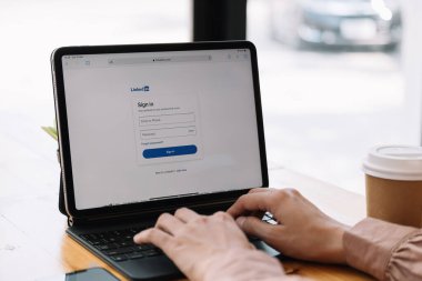 CHIANG MAI, THAILAND, MAR 21, 2021: LinkedIn ile birlikte iPad Pro kullanan bir kadın. LinkedIn bir fotoğraf paylaşım ağı..