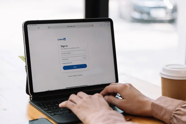 ChiANG MAI, THAILAND, MAR 21, 2021: 아이패드 프로를 사용하는 여성 LinkedIn 웹 페이지. — 스톡 사진