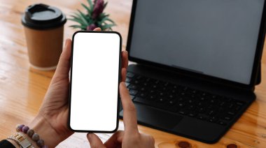 Akıllı telefon kullanan bir kadın. Montage.net hizmet için boş ekran cep telefonu