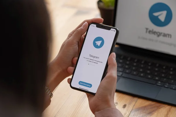 CHIANG MAI, THAÏLANDE, MAR 21, 2021 : Femme tenant l'iPhone X avec un service de réseautage social Télégramme à l'écran. iPhone 10 a été créé et développé par Apple inc — Photo