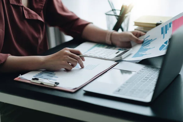 Vista de cerca del contable o inspector financiero manos haciendo informe, calcular o comprobar el equilibrio. Finanzas domésticas, inversión, economía, ahorro de dinero o concepto de seguro. — Foto de Stock