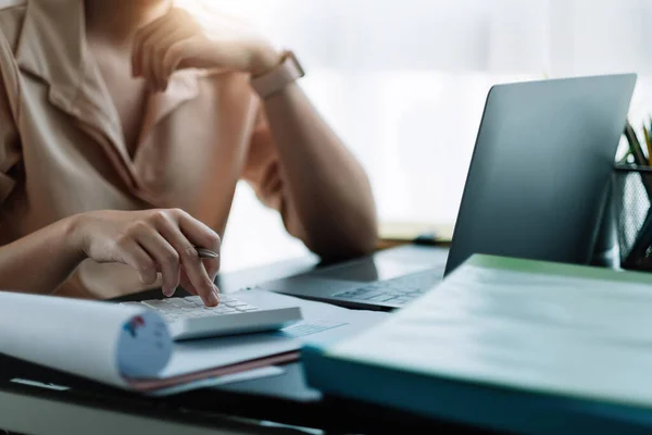 Geschäftsmann arbeitet am Schreibtisch Büro mit einem Taschenrechner, um die Zahlen zu berechnen, Finanzbuchhaltungskonzept. — Stockfoto