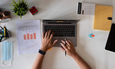 Ev kavramından yola çıkarak erkeklerin el bilgisayarı ve çalışma masası kullanışının üst görünümü