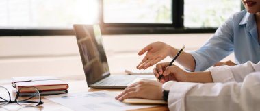 İş Adamları İstatistik İş Belgesini Laptop Bilgisayar, Finans Konseptiyle Analiz Ediyor