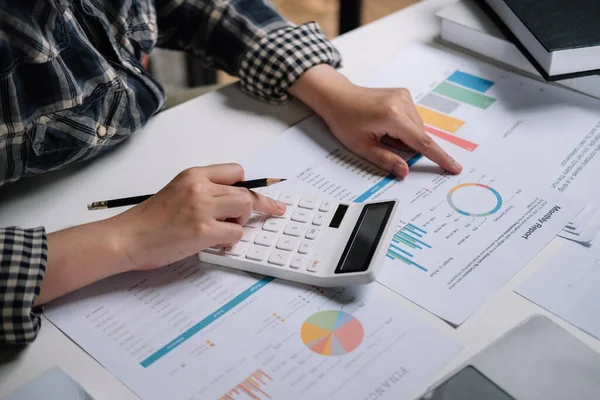 Close up Mujer de negocios que utiliza la calculadora y el ordenador portátil para hacer matemáticas finanzas y negocios fondo de trabajo, impuestos, contabilidad, estadísticas y el concepto de investigación analítica. — Foto de Stock