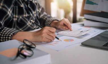 Muhasebeci ya da finans müfettişi rapor kârı, analizci grafik bakiyesi ve vergi hesaplamak için hesap makinesi kullanıyor. İş muhasebecisi konsepti